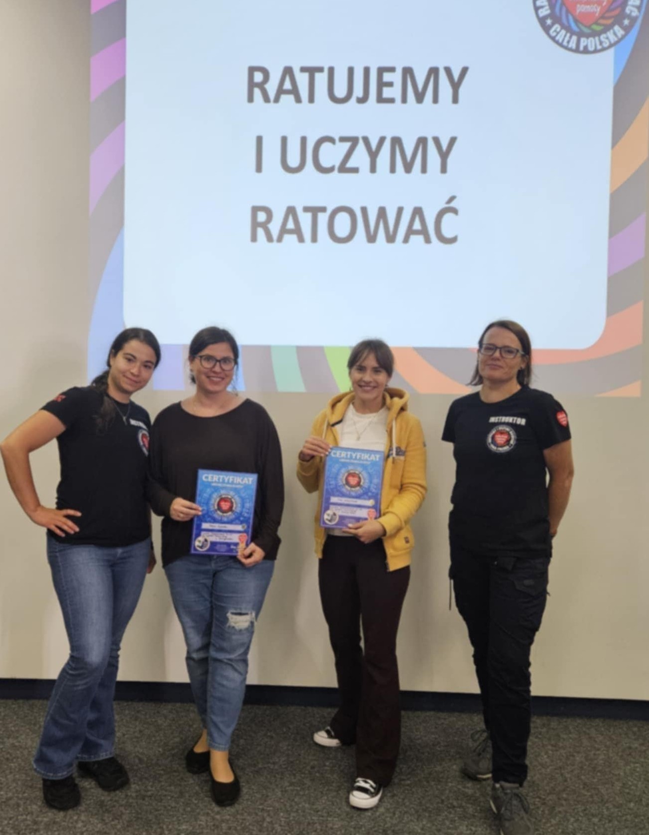 nauczycielki z certyfikatami ukończenia kursu pierwszej pomocy